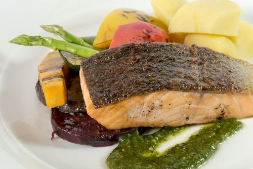 Gedämpfter Lachs mit Gemüse
