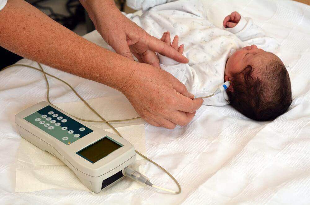 7 Anzeichen, dass dein Baby zum Arzt muss: Schwerhörigkeit
