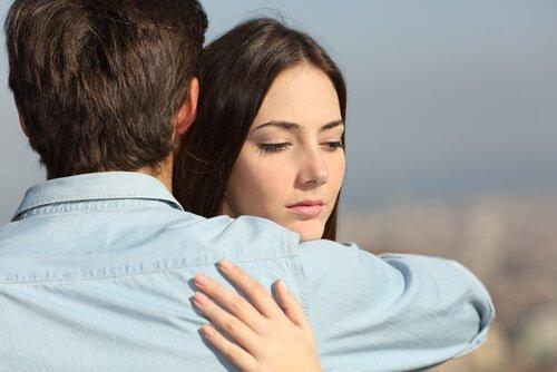 Was mache ich, wenn mich mein Partner betrügt? Umarmung