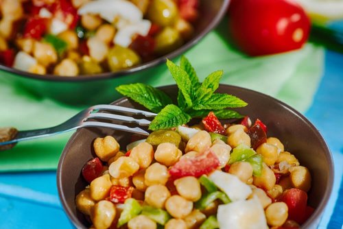 Salat mit Hüllsenfrüchten und Krabbenstangen
