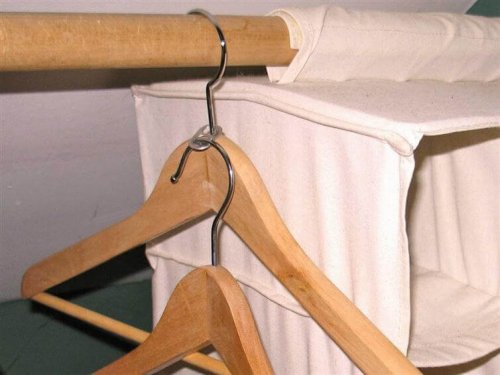 Kleiderbügel kann man durch Getränkedosenclips platzsparend aufbewahren.