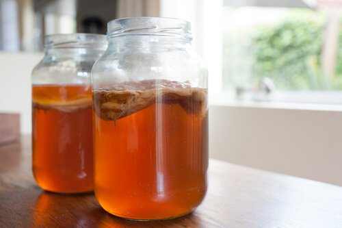 Kombucha und Tee
