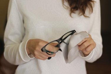 Kratzer in der Brille mit diesen 6 Tricks entfernen