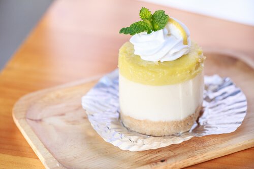 Beim Nachtisch Verzieren ist Kreativität gefragt: Lerne, wie du deine Tortencreme selbst herstellen kannst.