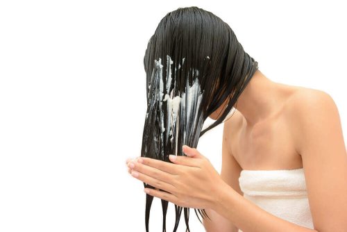 Erdbeer-Mayonnaise-Haarmasken auf fettiges Haar auftragen