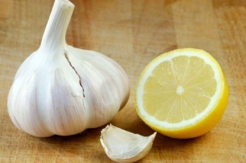Mit Knoblauch und Zitrone gegen Krampfadern