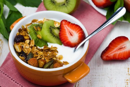 Müsli mit griechischem Joghurt enthält viele Proteine beim Frühstück