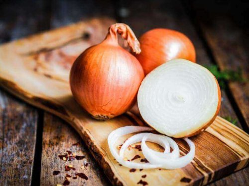 Natürliche Mittel gegen Schnarchen und Zwiebeln