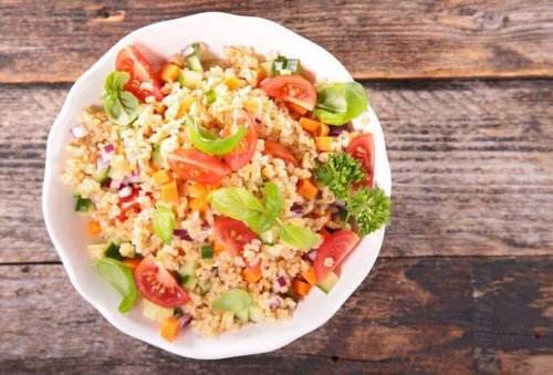 Quinoa-Salat mit Gemüse schmeckt gut und ist gesund. 
