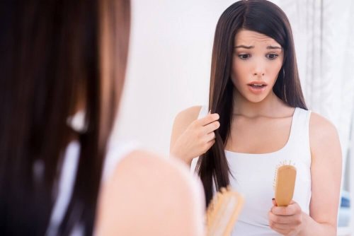 Bei wunder Kopfhaut kann es zu Haarausfall kommen