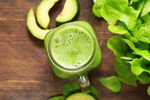 Ein Smoothie aus Joghurt, Apfel und Mandeln ist ein Naturheilmittel zur Vorbeugung von Osteoporose