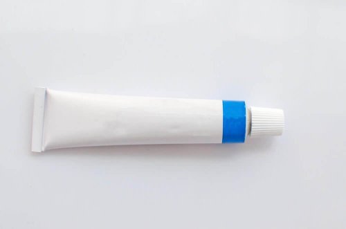 Behandlung von Gerstenkörnern mit Salbe