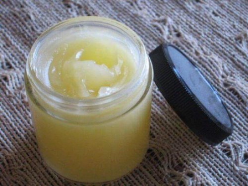 Vaseline gegen spröde Fersen
