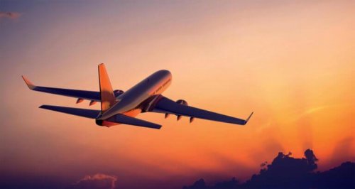 Im Flugzeug schlafen entspannt