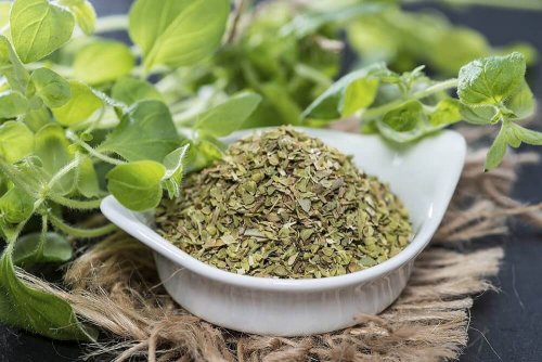 Oregano und andere Kräuter wirken durch ihre Antioxidantien förderlich gegen Warzen, so einfach kannst du Warzen durch Ernährung behandeln.