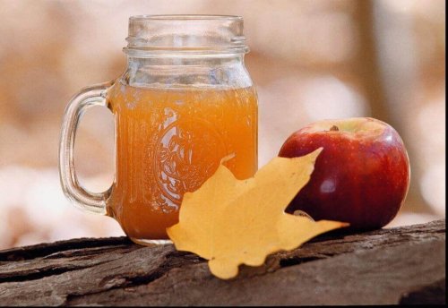 Zur Behandlung steifer Hände sind Apfel- und Salzbäder ratsam