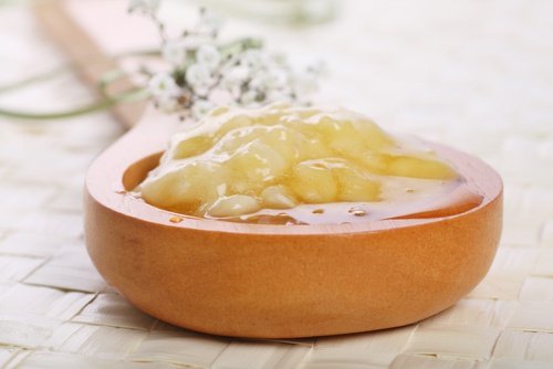 Bananenbrei auf einem Holzlöffel.