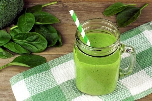 Wer grüne Smoothies trinkt erhält dadurcch mehr Kalzium