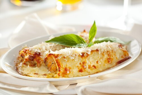 Cannelloni mit Gemüsefüllung mit Schinken und Käse