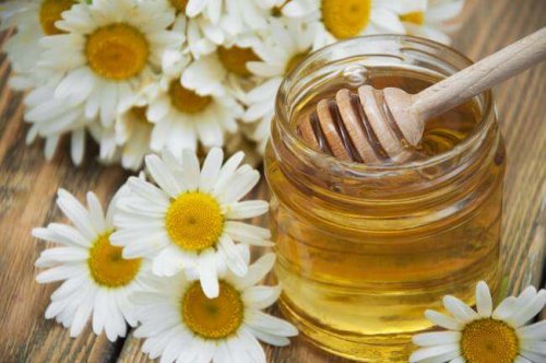 Kamille und Honig kann zur Aufbesserung deiner Hände beitragen