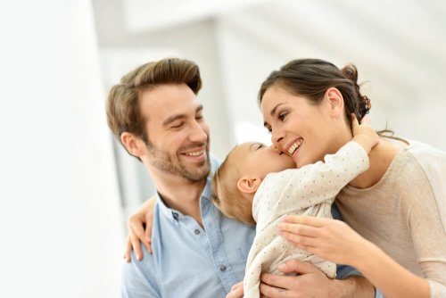 Eltern und ihr Baby - Körperkontakt