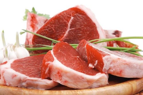 Aufeinander gestapeltes rotes Fleisch, was Verstopfung verursachen kann.