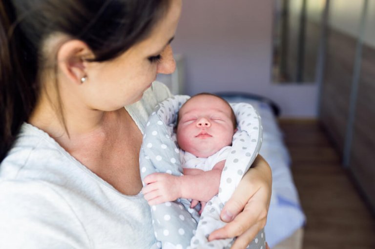 Warum Körperkontakt für dein Baby so wichtig ist