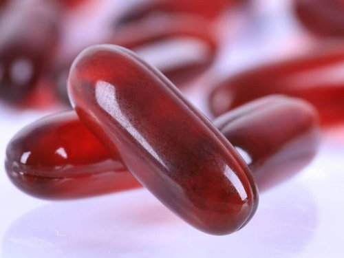 Rote Krillölkapseln, die als Nahrungsergänzungsmittel für gesunde Fette eingenommen werden.