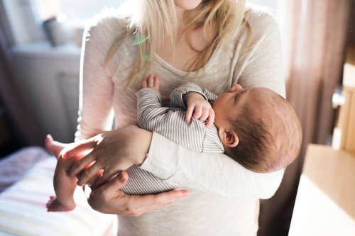 Mutter hält Baby auf dem Arm - Körperkontakt
