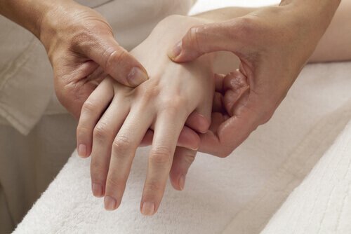 Ein Arzt untersucht die Hand eines Patienten.