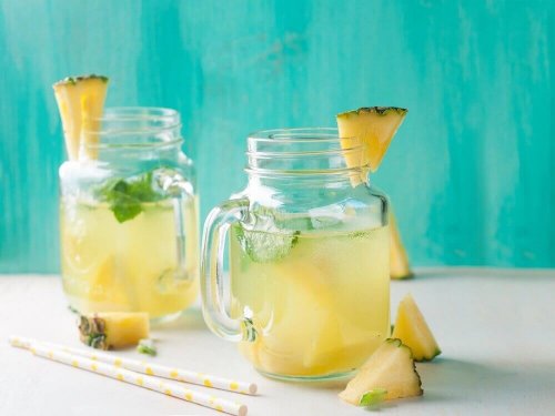 Viele Leute, die Ananaswasser trinken, stellen es selbst her