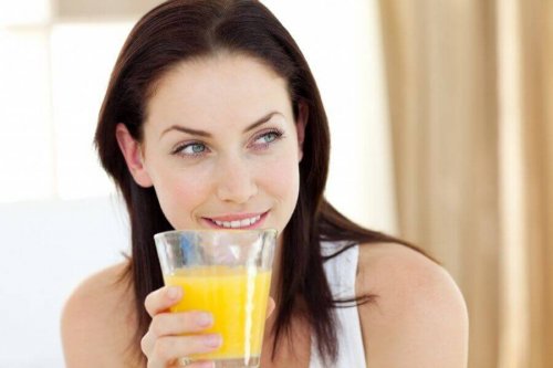 Menschen, die Ananaswasser trinken können damit ihren Durst stillen