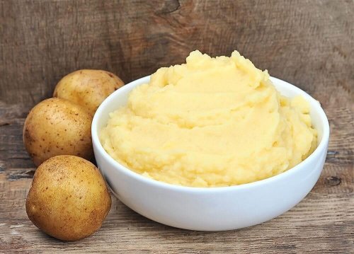 Zur Behandlung deiner Hände kannst du Kartoffeln mit Milch und Honig mischen