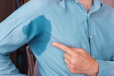 Schweißflecken loswerden: 5 Tipps für makellose Kleidung