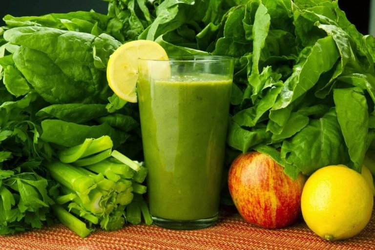 Spinat, Karotten und Zitrone: Heilgetränk zur Entgiftung