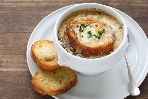 Stärkung der Abwehrkräfte mit Zwiebel-Knoblauchsuppe