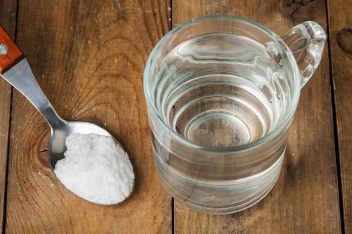 Schweißflecken loswerden mit Natron und Wasserstoffperoxid