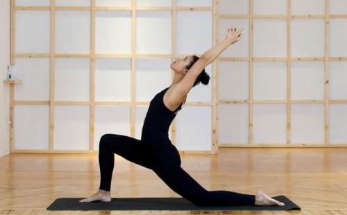 Yoga-Übungen: Taube dehnt die Muskeln