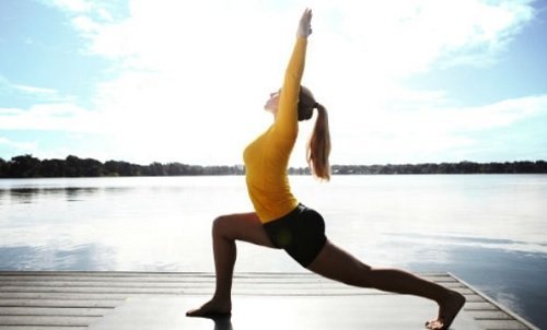 Yoga-Übungen am See