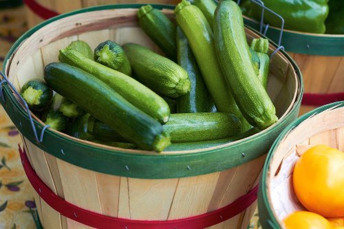 Zucchini für ein gesundes Zucchini-Tomaten-Gratin