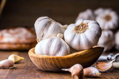 Knoblauch in einer Schale