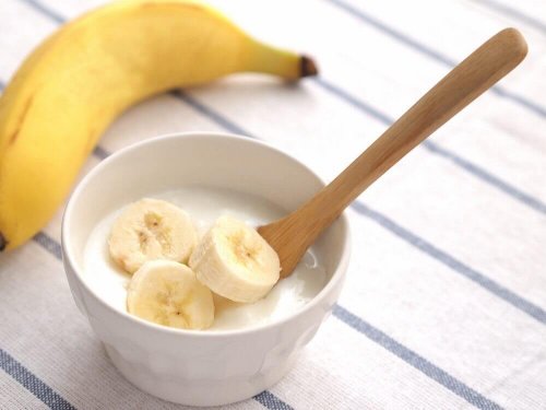Aus Joghurt und Banane einen Smoothie gegen Müdigkeit herstellen 