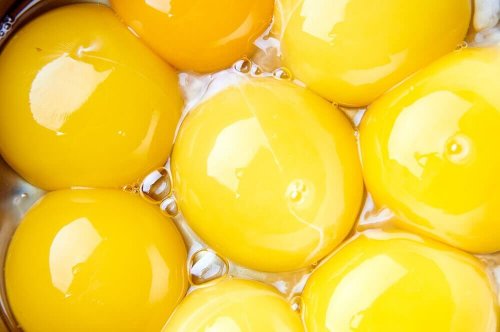 Der Nährstoffgehalt von Eiern enthält Cholesterin, das in Eidotter zu finden ist