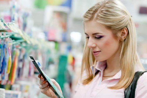 Eine Frau kauft sich im Geschäft eine neue Zahnbürste.