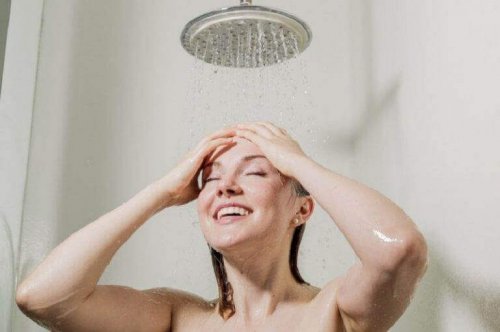 Eine Frau steht unter der Dusche, um ihren Sonnenbrand zu behandeln.