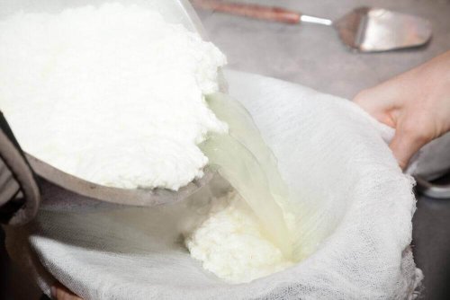 Die Gewinnung von Molkenprotein wird gezeigt.