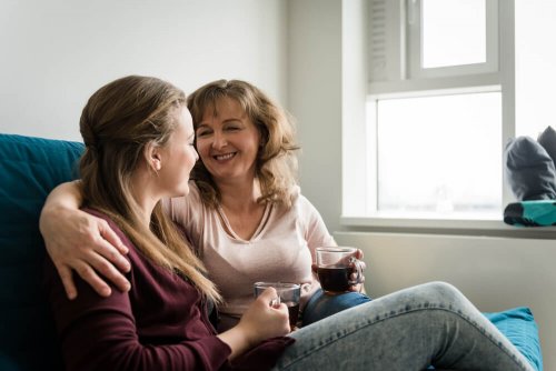 Mutter spricht mit ihrer Tochter im Teenageralter