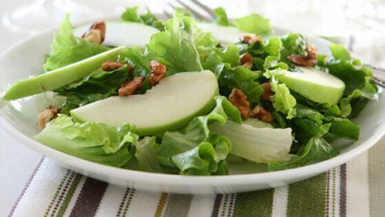 Leckerer Salat mit grünen Äpfeln und Sellerie