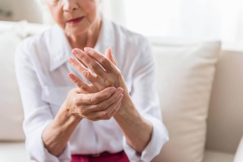 ältere Frau mit Arthritis