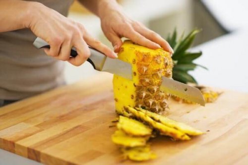 Ananas aufschneiden